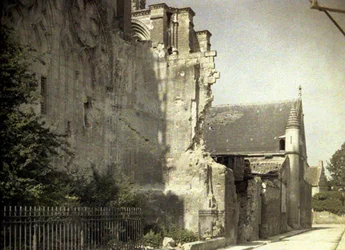 The northern facade of the Cathedrale Saint-Gervaise-et-Saint-Protais, begun in 1180 and seriously damaged during the war, Soissons, Aisne, France, 1917